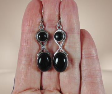 Grote lange zilveren oorbellen dubbele onyx beige achtergrond 1