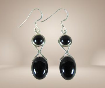 Grote lange zilveren oorbellen dubbele onyx beige achtergrond 2