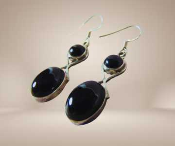 Grote lange zilveren oorbellen dubbele onyx beige achtergrond 3