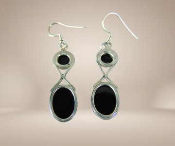 Grote lange zilveren oorbellen dubbele onyx beige achtergrond 4