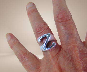 Grote moderist zilver z ring beige achtergrond 6