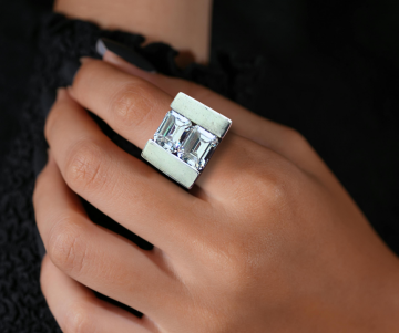 Grote modernist vierkante ring 2 baguette zirkonia op hand