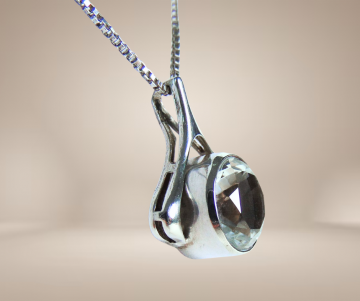 Grote modernist zilver solitair deco hanger ketting beige achtergrond 2