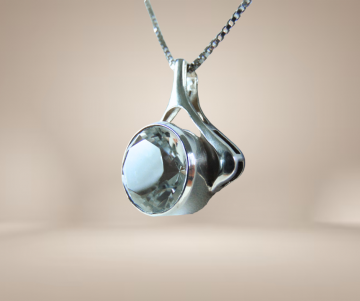 Grote modernist zilver solitair deco hanger ketting beige achtergrond 3