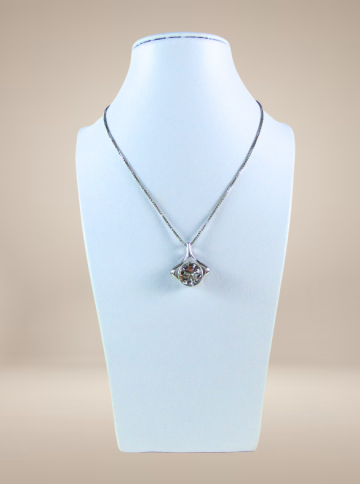 Grote modernist zilver solitair deco hanger ketting beige achtergrond 4