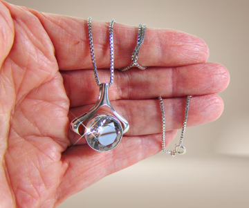 Grote modernist zilver solitair deco hanger ketting beige achtergrond 5