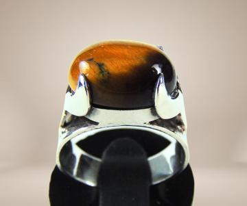 Grote modernist zilver tijgeroog ring beig achtergrond 3