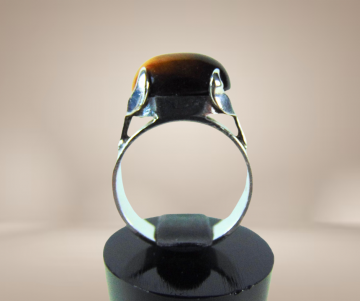 Grote modernist zilver tijgeroog ring beige achtergrond 2