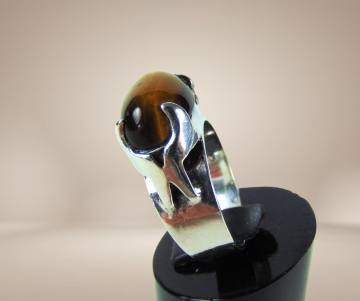 Grote modernist zilver tijgeroog ring beige achtergrond 4