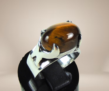 Grote modernist zilver tijgeroog ring beige achtergrond1