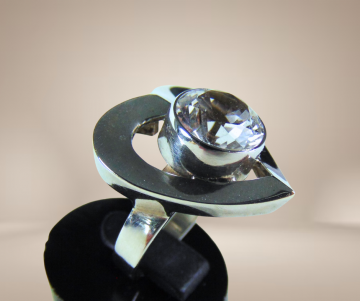 Grote modernist zilveren grote solitair steen hart ring beige achtergrond 1