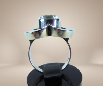 Grote modernist zilveren grote solitair steen hart ring beige achtergrond 2