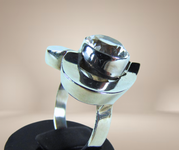 Grote modernist zilveren grote solitair steen hart ring beige achtergrond 3