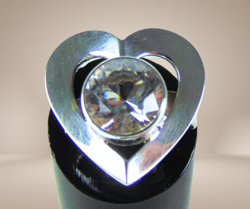 Grote modernist zilveren grote solitair steen hart ring beige achtergrond 4