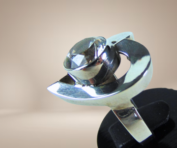 Grote modernist zilveren grote solitair steen hart ring beige achtergrond 5