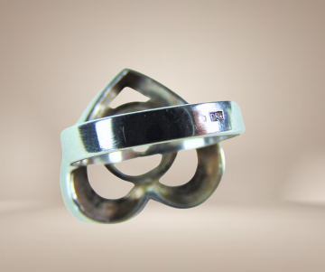 Grote modernist zilveren grote solitair steen hart ring beige achtergrond 7