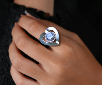 Grote modernist zilveren grote solitair steen hart ring op hand