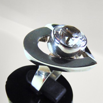 Grote modernist zilveren grote solitair steen hart ring pr achtergrond 8 2