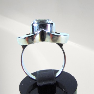 Grote modernist zilveren grote solitair steen hart ring pr achtergrond 8 3