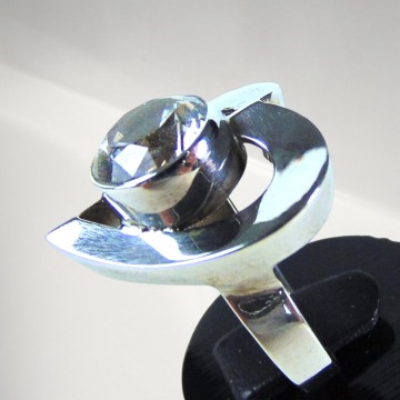 Grote modernist zilveren grote solitair steen hart ring pr achtergrond 8 6