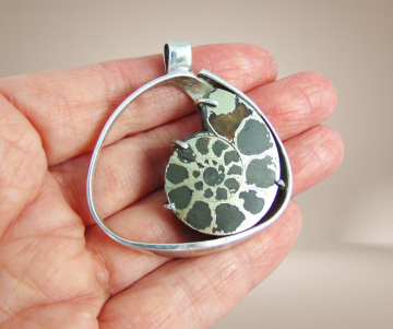 Grote modernistische ammoniet hanger beige achtergrond  1