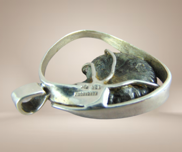 Grote modernistische ammoniet hanger beige achtergrond  3