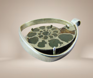 Grote modernistische ammoniet hanger beige achtergrond  4