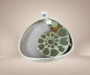 Grote modernistische ammoniet hanger beige achtergrond  5