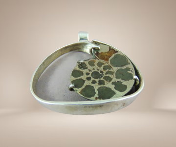 Grote modernistische ammoniet hanger beige achtergrond  6