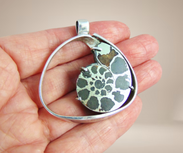 Grote modernistische ammoniet hanger beige achtergrond 1