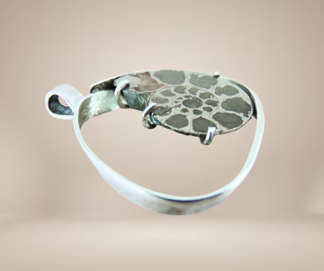 Grote modernistische ammoniet hanger beige achtergrond 2