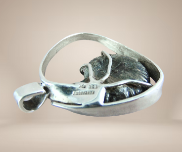 Grote modernistische ammoniet hanger beige achtergrond 3