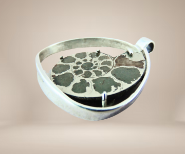 Grote modernistische ammoniet hanger beige achtergrond 4