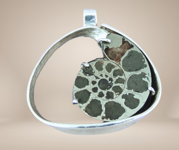 Grote modernistische ammoniet hanger beige achtergrond 5