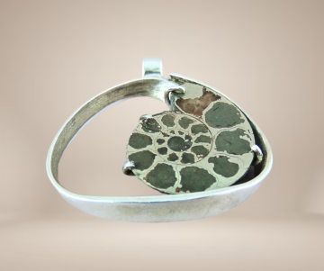 Grote modernistische ammoniet hanger beige achtergrond 6