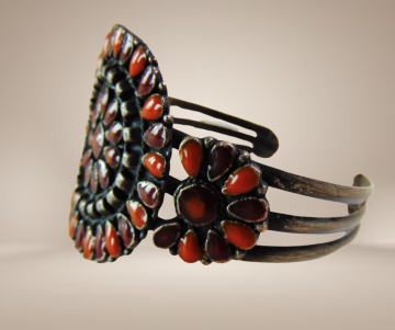 Grote native stijl cluster armband rood email beige achtergrond