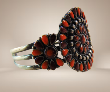 Grote native stijl cluster armband rood email beige achtergrond 1