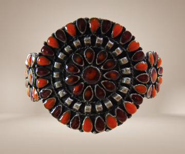 Grote native stijl cluster armband rood email beige achtergrond 2