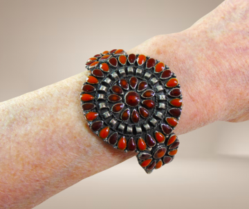 Grote native stijl cluster armband rood email beige achtergrond 4