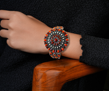 Grote native stijl cluster armband rood email pr op arm hout stoel