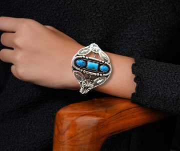 Grote navajo cuff armband groene turquoise op arm hout stoel 1