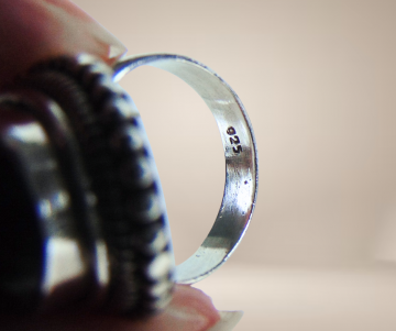 Grote nieuwe zilver onyx ovale zadelring beige achtergrond