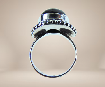 Grote nieuwe zilver onyx ovale zadelring beige achtergrond 2