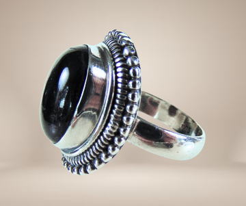 Grote nieuwe zilver onyx ovale zadelring beige achtergrond 3