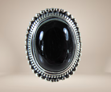 Grote nieuwe zilver onyx ovale zadelring beige achtergrond 4