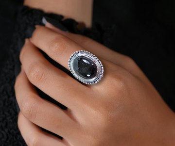 Grote nieuwe zilver onyx ovale zadelring op hand