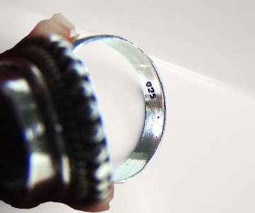 Grote nieuwe zilver onyx ovale zadelring pr achtergrond 1