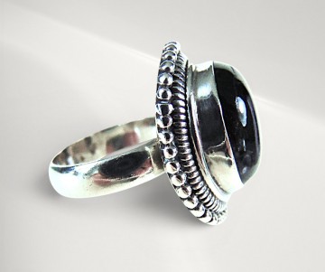 Grote nieuwe zilver onyx ovale zadelring pr achtergrond 2