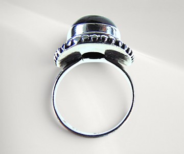 Grote nieuwe zilver onyx ovale zadelring pr achtergrond 3
