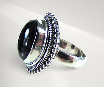Grote nieuwe zilver onyx ovale zadelring pr achtergrond 4